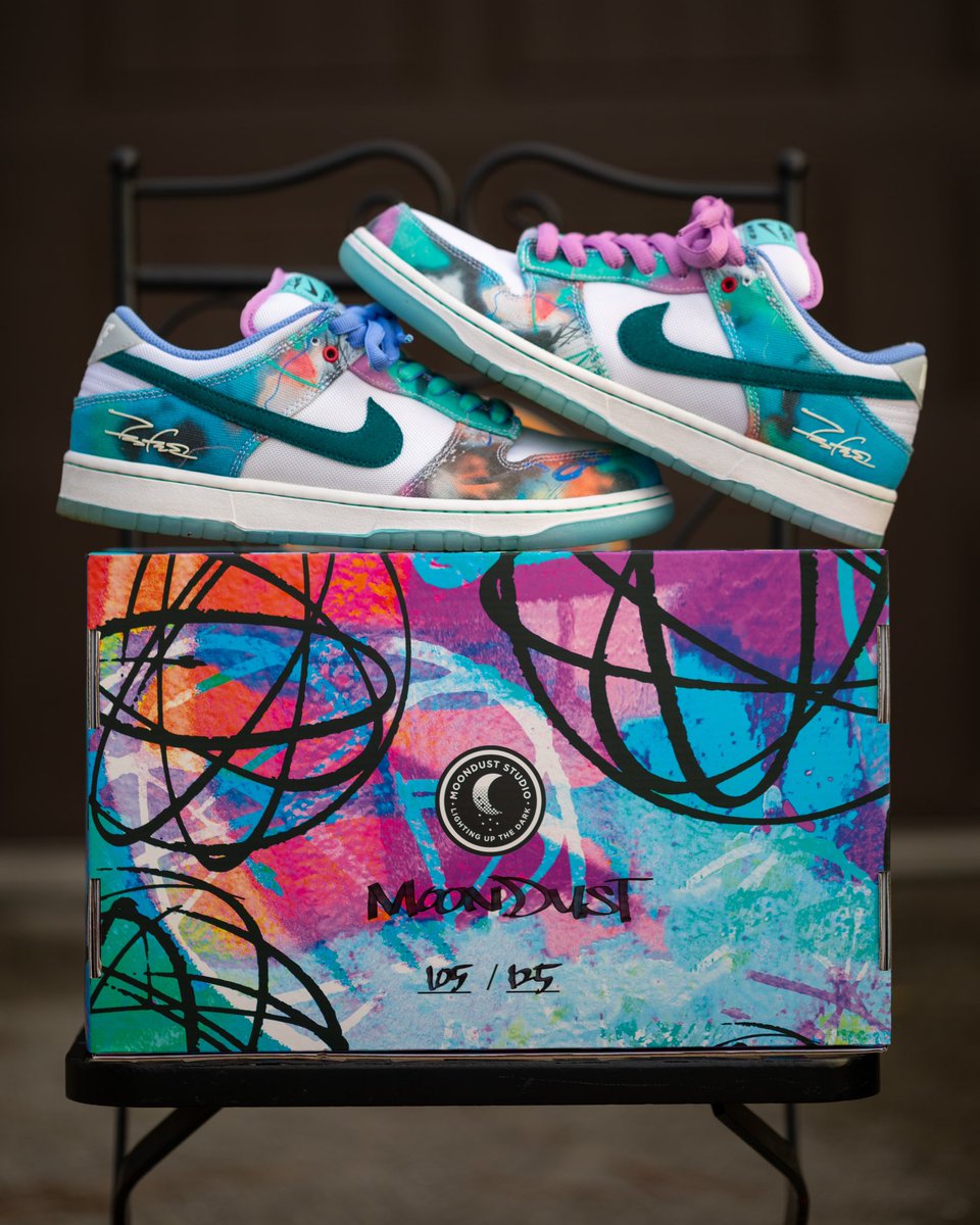 Some sweet custom sneaker box for my early sample CFM Futura SBs, thanks to Moondust @snkr_twitr 

#futura #nike #nikeair #nikesb #sb #dunk #sneaker #sneakerhead #sneakers #SnkrsLiveHeatingUp #snkrskickcheck