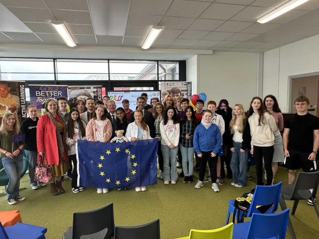 An absolute honour to welcome @kodonnellLK and H.E. The Ambassador of Romania @laur_stefan at @EtssLimerick today as part of our #europe week. We are honoured and delighted. @EoinShinners @LizShinners @EPIreland_Edu #ambassadorschools #epasireland 🇪🇺