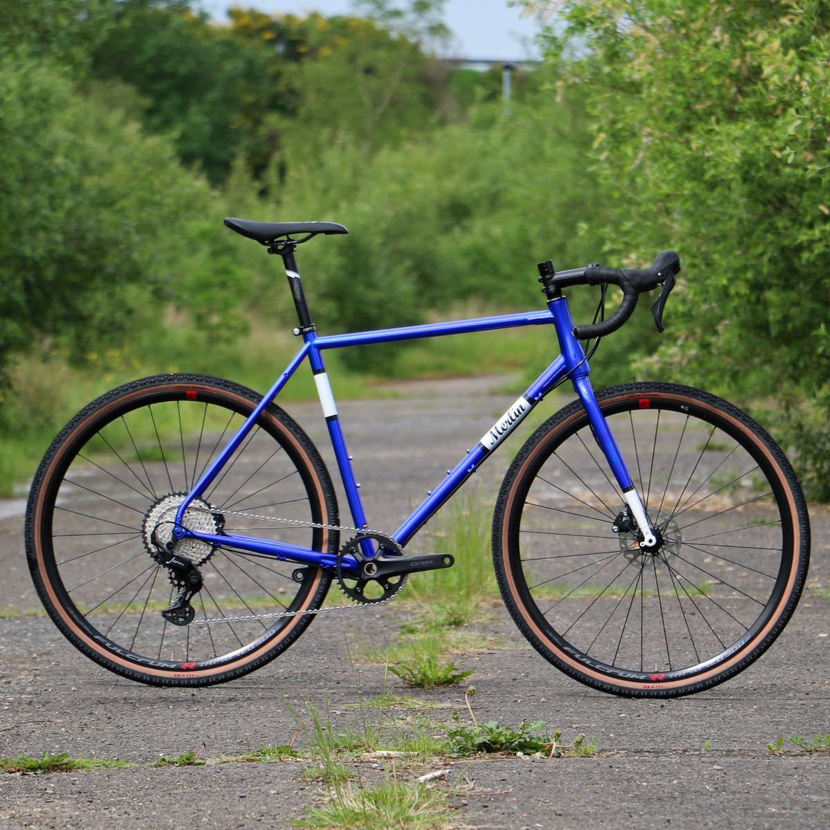 merlincycles's tweet image. The steel of the century? We have one of our All-Road steel frames built up into a complete bike.  The bike has 12 speed GRX, Fulcrum wheels and Controltech cockpit. What do you think? Should we build more like this?
#merlincycles #gravelbike #steelgravelbike #steelisreal