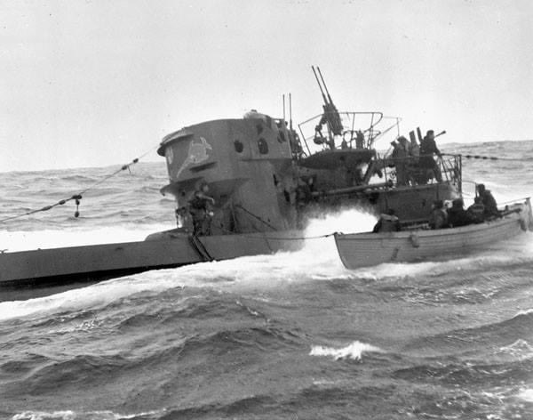 Boarding party from the corvette HMCS CHILLIWACK alongside the German submarine U-744 at sea, 6 March 1944.