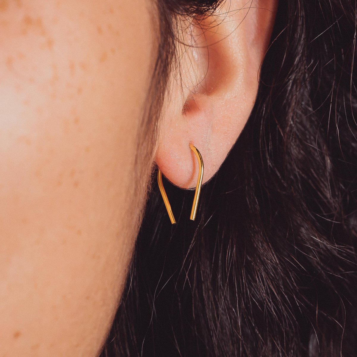 Say hello to your new go-to for minimalist everyday wear. Our Horseshoe Threader Earrings are designed comfort in mind. #MelanieGoldenJewelry #horseshoeearrings #huggieearrings #MinimalistStyle #EverydayWear #ThreaderEarrings #JewelryLovers #MinimalistJewelry #shopsmall