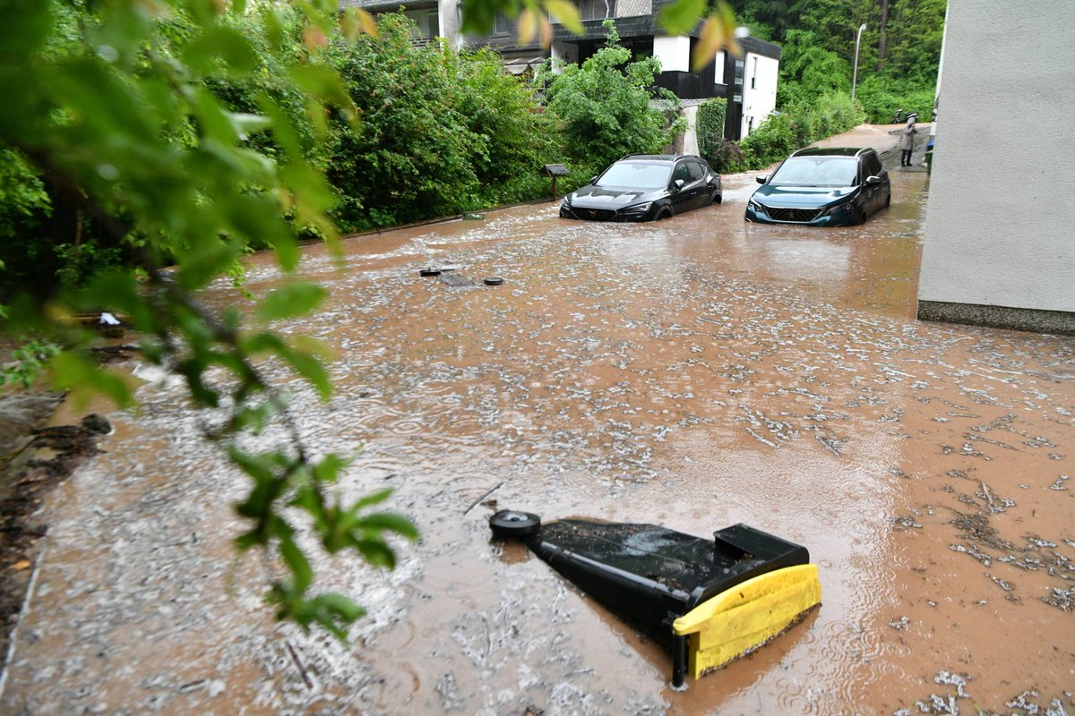 Die Warnkarte für das #Saarland leuchtet dunkelrot: Die amtliche #Unwetterwarnung wegen extrem ergiebigen Dauerregens gilt für alle Landkreise. Im Live-Ticker können Sie alle aktuellen Informationen nachlesen.
saarbruecker-zeitung.de/saarland/hochw…