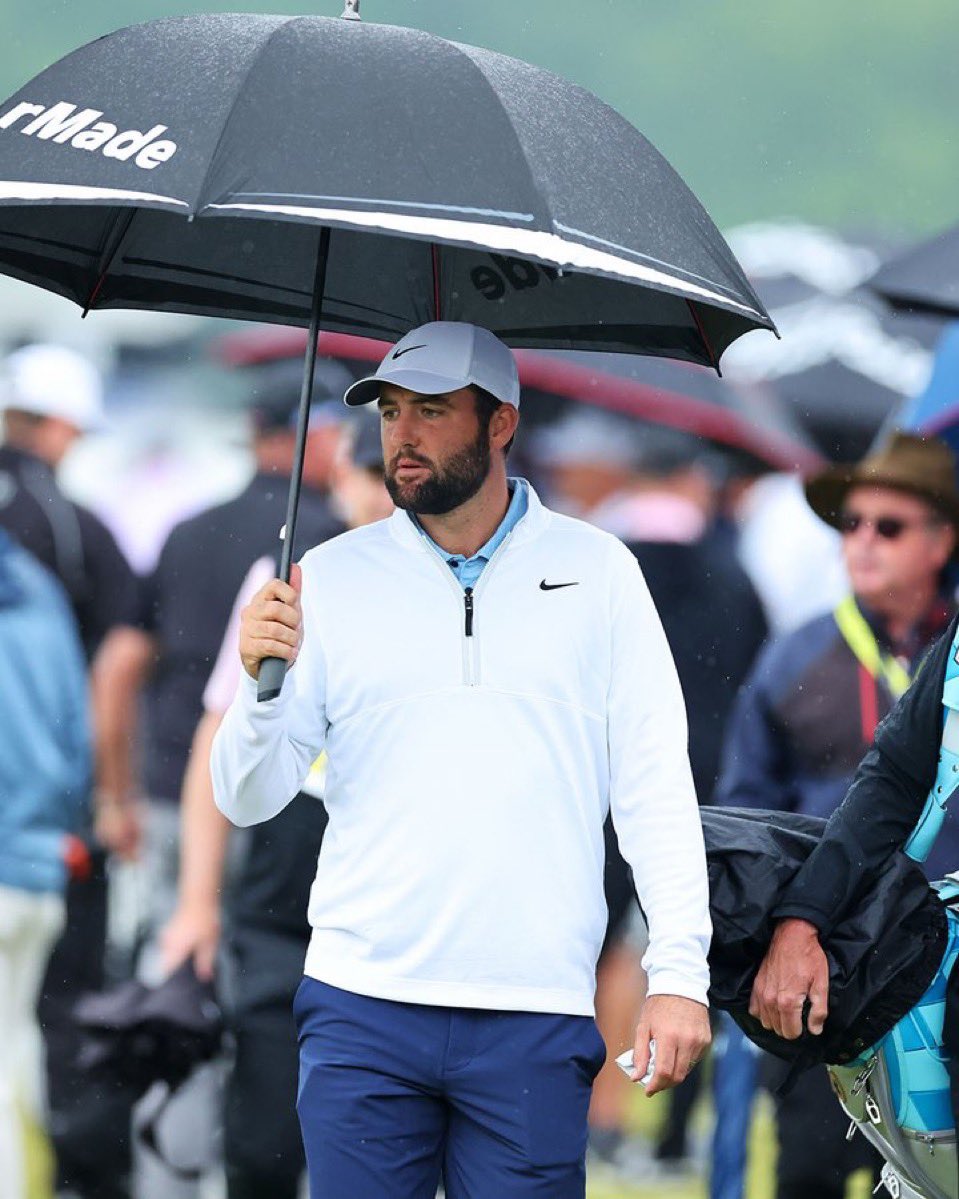 PGATUOR's tweet image. These pictures took place within an hour