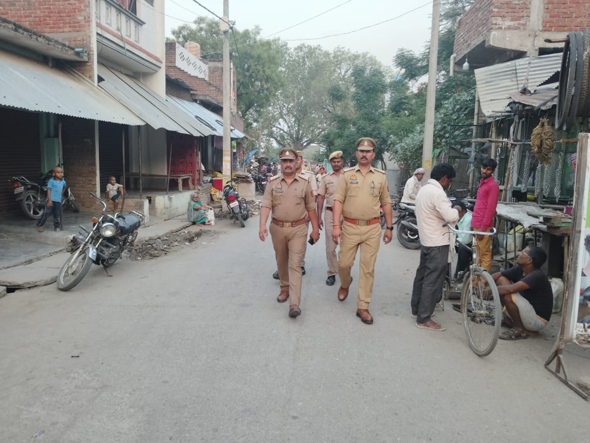 #Etawahpolice #Footpatrolling आगामी त्योहार,लोकसभा निर्वाचन-2024 के दृष्टिगत SSP इटावा के निर्देशन में जनपद में शांति,कानून व्यवस्था को सुदृढ़ बनाये रखने हेतु थाना सैफई पुलिस द्वारा थाना क्षेत्रांतर्गत पैदल गस्त एवं लोगों से संवाद कर उनको सुरक्षा के प्रति आश्वस्त किया गया।