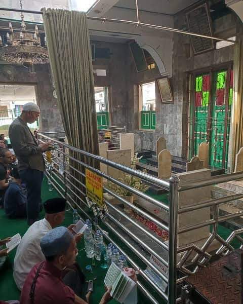 Imam Ibnu hajar Al haetami menjawab.kenapa di sunahkan berziarah ke makam para kekasih Alloh SWT? Maka di jawab oleh beliau di kitab fatawi Al kubro

زيارة قبور الأولياء قربة مستحبة و كذا الرحلة اليها
Ziarah kubur  para wali itu merupakan bentuk pendekatan diri kepada Alloh SWT