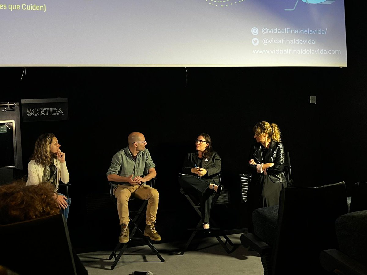 🗣️Al col·loqui, moderat per Àlex Prats, de @poblesquecuiden, vam poder gaudir amb les aportacions i reflexions de la Matilde i l'Arantxa de la @FEVillavecchia i amb la Beatriz de l'Hospital Sant Joan de Déu de Barcelona. Com connectem amb la nostra vivència de la mort i el dol?