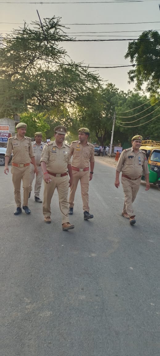 #Etawahpolice #Footpatrolling आगामी त्योहार,लोकसभा निर्वाचन-2024 के दृष्टिगत SSP इटावा के निर्देशन में जनपद में शांति,कानून व्यवस्था को सुदृढ़ बनाये रखने हेतु थाना पछायगांव पुलिस द्वारा थाना क्षेत्रांतर्गत पैदल गस्त एवं लोगों से संवाद कर उनको सुरक्षा के प्रति आश्वस्त किया गया।