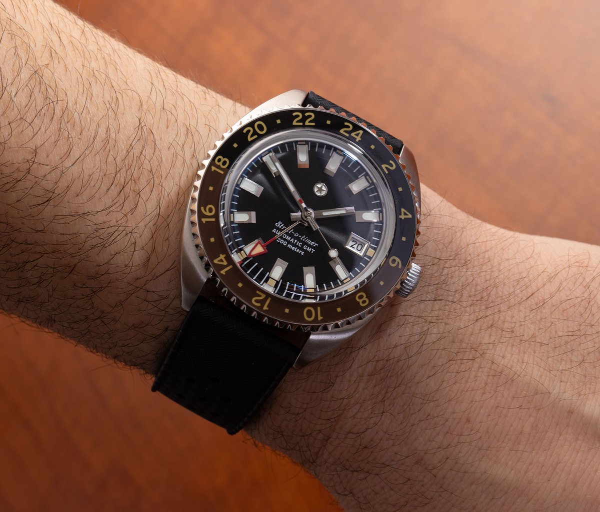 The Jack Mason Stat-o-Timer GMT is one of the brand's best selling #watches thanks to its American sense of offering value-for-money, nostalgic style, and watch enthusiast sensibility. Ariel shares his full review today on aBlogtoWatch ablogtowatch.com/watch-review-j…