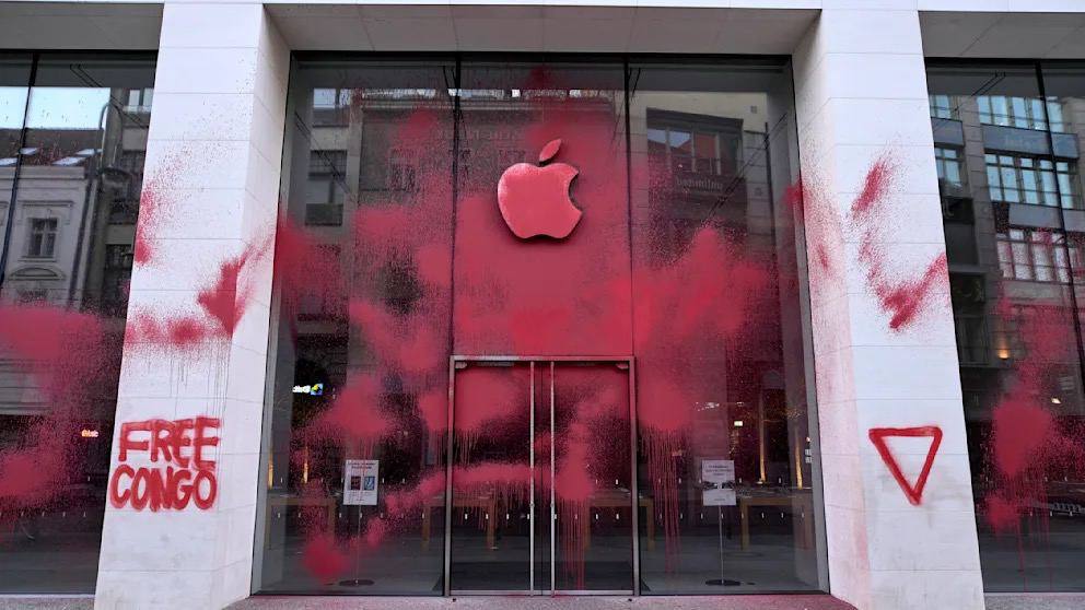 In Berlin, vandals sprayed red paint on an Apple store and wrote 'Free Congo' on the facade - Bild The vandals also painted an inverted red triangle on the facade, a symbol often used by Hamas supporters, the publication said. The reason for the deed is probably the expansion