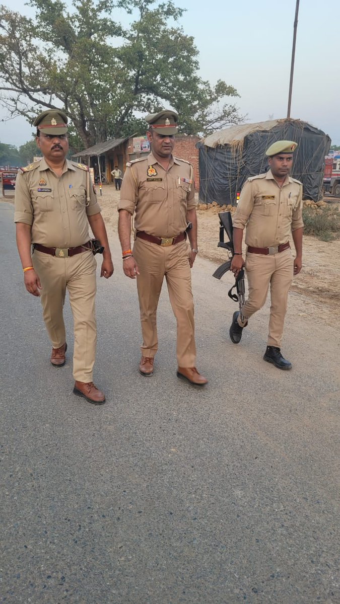 #Etawahpolice #Footpatrolling आगामी त्योहार,लोकसभा निर्वाचन-2024 के दृष्टिगत SSP इटावा के निर्देशन में जनपद में शांति,कानून व्यवस्था को सुदृढ़ बनाये रखने हेतु थाना बलरई पुलिस द्वारा थाना क्षेत्रांतर्गत पैदल गस्त एवं लोगों से संवाद कर उनको सुरक्षा के प्रति आश्वस्त किया गया।