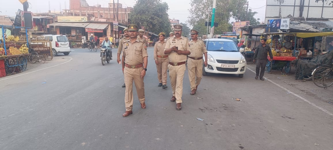 #Etawahpolice #Footpatrolling आगामी त्योहार,लोकसभा निर्वाचन-2024 के दृष्टिगत SSP इटावा के निर्देशन में जनपद में शांति,कानून व्यवस्था को सुदृढ़ बनाये रखने हेतु थाना सिविल लाइन पुलिस द्वारा थाना क्षेत्रांतर्गत पैदल गस्त एवं लोगों से संवाद कर उनको सुरक्षा के प्रति आश्वस्त किया गया।