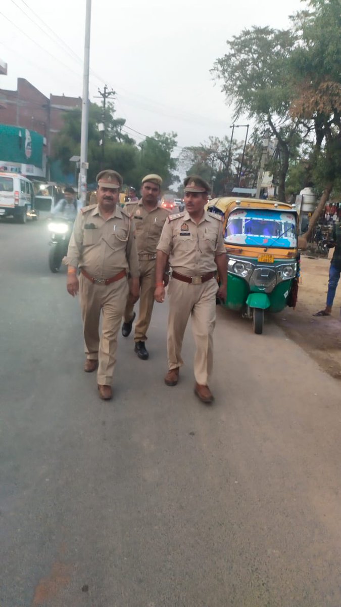 #Etawahpolice #Footpatrolling आगामी त्योहार,लोकसभा निर्वाचन-2024 के दृष्टिगत SSP इटावा के निर्देशन में जनपद में शांति,कानून व्यवस्था को सुदृढ़ बनाये रखने हेतु थाना चकरनगर पुलिस द्वारा थाना क्षेत्रांतर्गत पैदल गस्त एवं लोगों से संवाद कर उनको सुरक्षा के प्रति आश्वस्त किया गया।