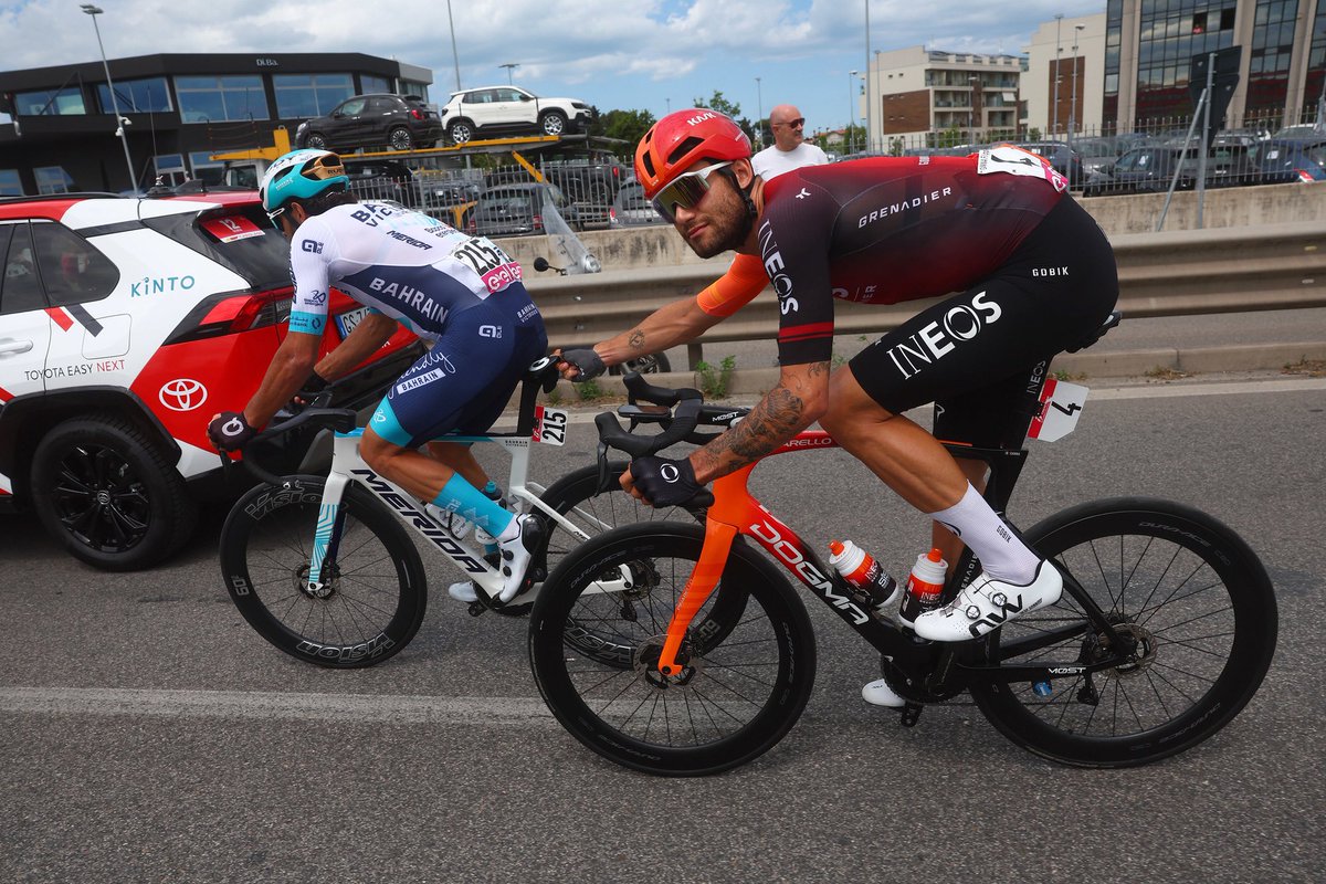 🇮🇹 #Giro | ST 13 😂 💬 Caption this @giroditalia @AndreaPasqualon @GannaFilippo @INEOSGrenadiers #RideAsOne 🤷 📸 @SprintCycling