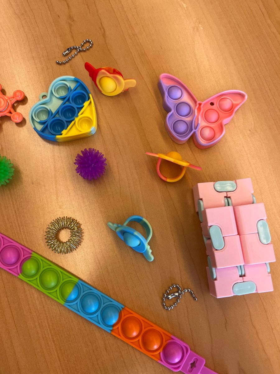 In our weekly lab meetings, we’ve introduced fidget toys, which have been shown to improve focus and attention. They also help us stay off our devices💻. Tell us about your favorite fidget toy in the reply section!