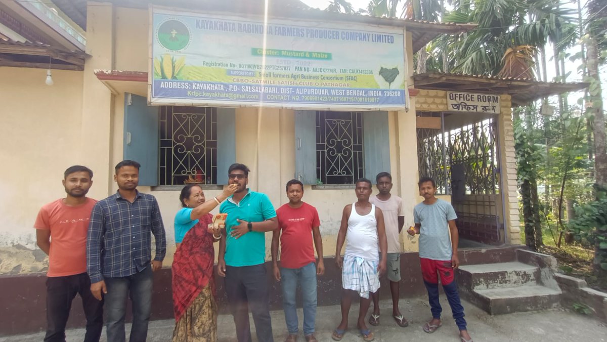 Celebrating 🎉 their milestone with laddoos !! BoD of Kayakatha Farmers Producer Company #FPO, Alipurduar #WestBengal achieved a turnover of ₹1.75 crore in the last fiscal 💐 Sweet success of handwork @AgriGoI @PIB_India @mygovindia #VocalForLocal