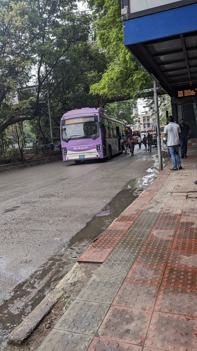 Mithun_84's tweet photo. Dear @BMTC_Bangalore and @blrcitytraffic, buses halting in the middle of the road and pedestrians crowding pavements instead of bus stops at Palace Guttahalli are causing unnecessary traffic congestion. Can we work together for smoother commuting experiences? #TrafficAlert https://t.co/9ZCyslh4KZ