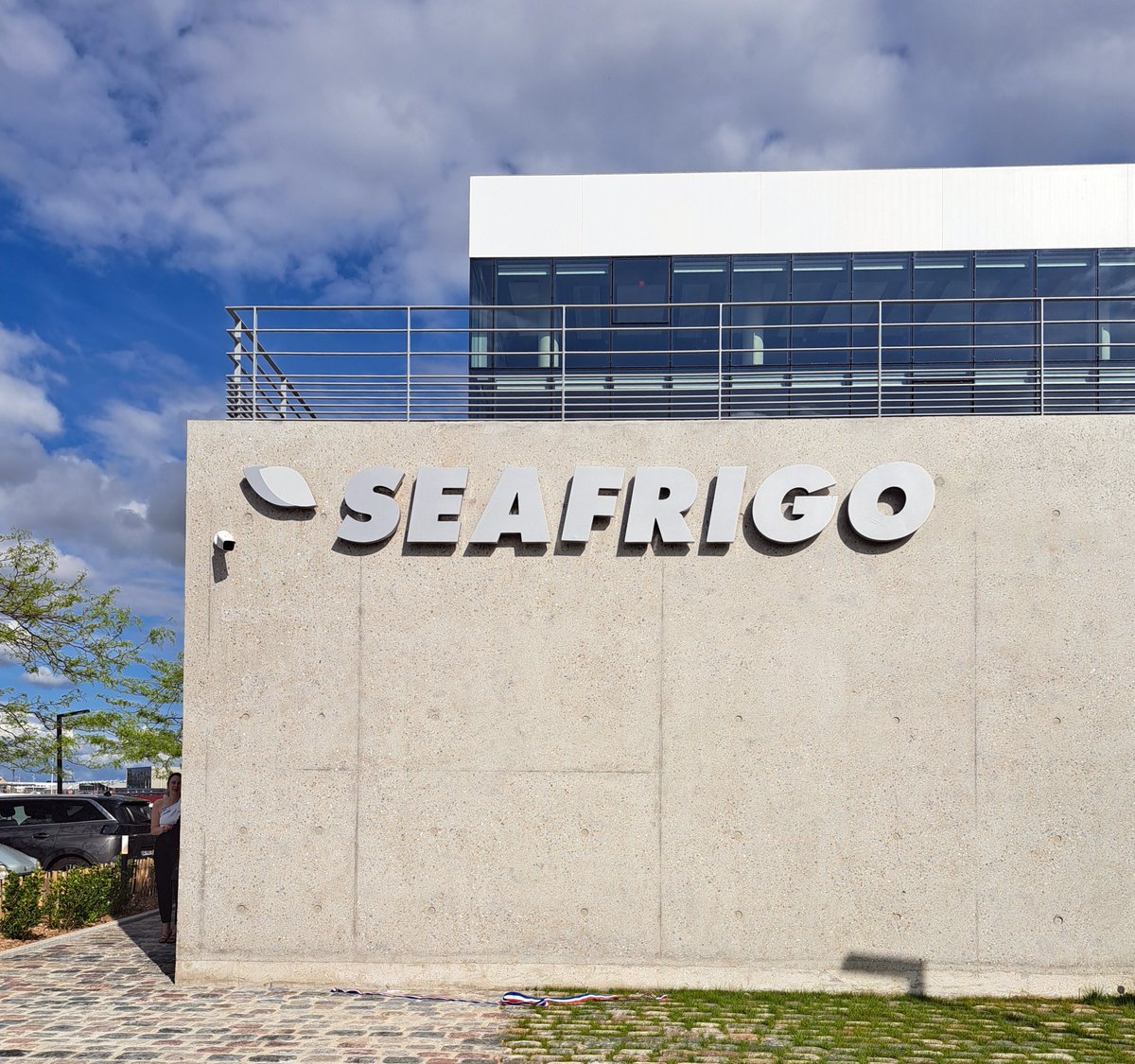 Hier, le spécialiste de la logistique sous température dirigée #Seafrigo inaugurait son nouveau siège social niché près du bassin de l'Eure 🏢 En parallèle, le groupe accroit ses capacités sur la zone portuaire avec la construction de 2⃣ entrepôts 👉 tinyurl.com/3x3uvu27