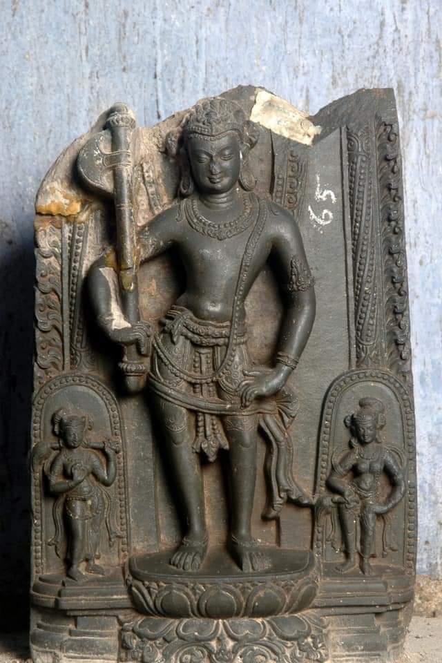 बेलूरघाट / बालूरघाट (Balurghat) म्यूजियम, पश्चिम बंगाल में रखी 11वीं शताब्दी (सेन राजवंश काल) की सौम्य मुद्रा में भगवान परशुरामजी की मूर्ति.

    #जय_श्री_हरि_परशुराम 🚩
#जय_भृगुकुल_नंदन_भार्गवराम🚩