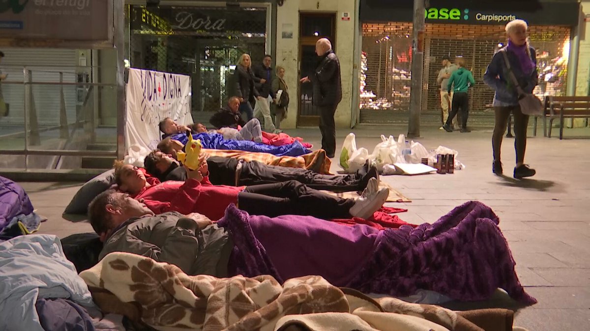 Persones sense llar protesten pel tancament d'un alberg a Badalona dormint davant l'ajuntament ccma.cat/324/persones-s…