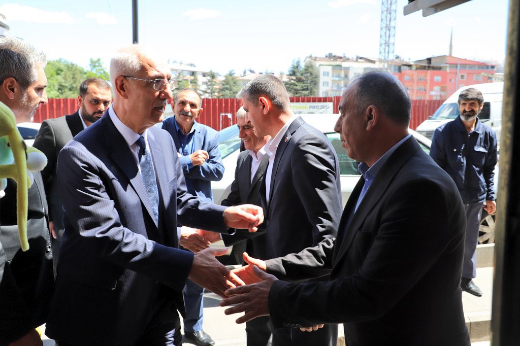 Muhtarlar Derneği Başkanı seçilen Mehmet Erdoğan'a hayırlı olsun ziyareti gerçekleştirdik. Muhtarlarımızla istişarede bulunduk. @FeyziBerdibek1 @yilmaz_seven @NihatDogu12 @EnessAslan_