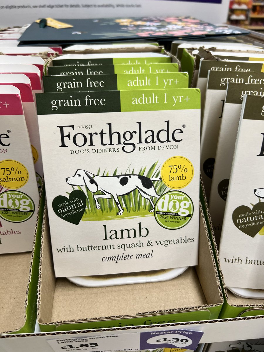 İngiltere'de sadece 1,30£ fiyatla satışa sunulan köpek mamalarında %75 oranında kuzu eti bulunuyor.
Herhangi bir katkı maddesi içermeyen üründe çeşitli vitamin ve mineral ilaveleriyle birlikte havuç ve bezelye gibi sebzeler var.
@Forthglade