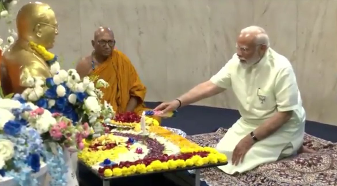 SM_8009's tweet image. मोदीजींचे मुंबईमध्ये आगमन …🔥💪🏻

🔸चैत्यभुमीत डॅा .बाबासाहेब आंबेडकर यांना अभिवादन 🙏🏽

🔸स्वातंत्र्यवीर सावरकरांच्या स्मारकस्थळी अभिवादन 🙏🏽🚩

#ModiMagicInMumbai #MumbaikarsWithModiji