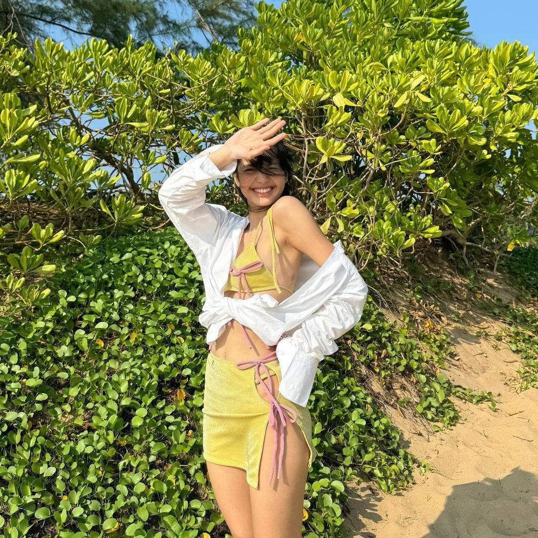 This is your sign to be like #LISA and book the beach trip 💖☀️ #BLACKPINK