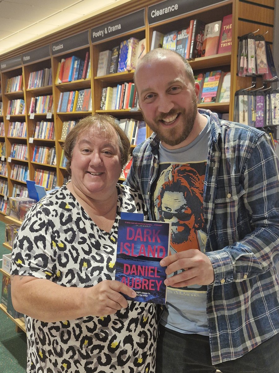 What an amazing night at <a href="/Waterstones/">Waterstones</a> in Dumfries to talk about #DarkIsland. Lovely to see so many friendly faces in the crowd!! Huge thanks to <a href="/WatDumfries/">Waterstones Dumfries</a> for hosting, and to the wonderful <a href="/snoochems/">Danielle Devlin</a> for asking the questions and not leaving me up there on my own 🤣✍️📚🥂