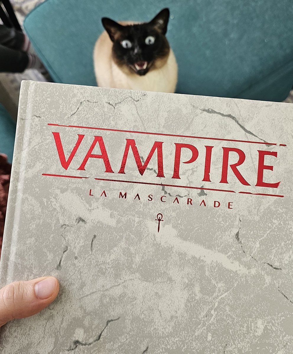 Quel plaisir d'avoir l'édition collector de Vampire la Mascarade V5 dans les mains !
Dans la bibliothèque, ça fait forcément effet !

Bon, c'est purement esthétique, hein... Mais quand on aime, on ne compte pas !
Il fera joli avec MIR

Ps: le chat n'est pas un vampire... Je crois