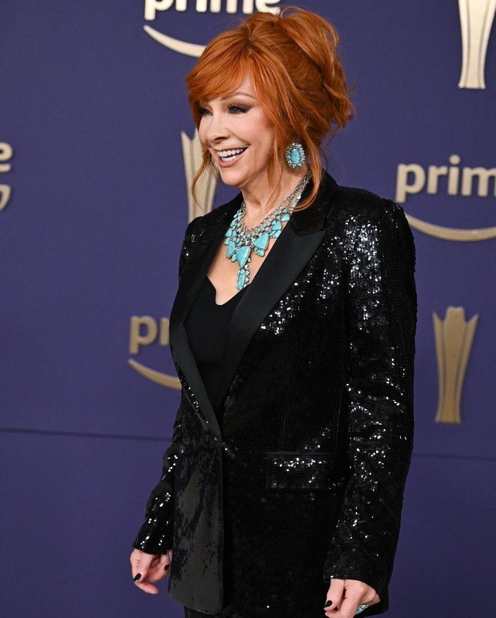 QUEEN of country @reba looked incredible in her Yellow Rose by Kendra Scott pieces for the ACM Awards red carpet. 👑✨