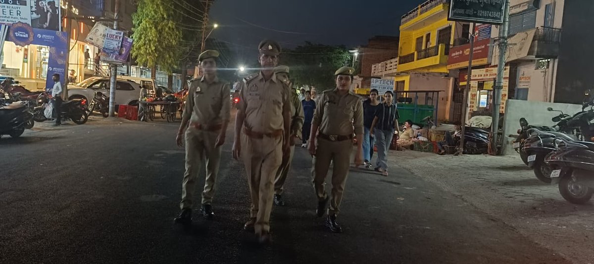 #Etawahpolice #Antiromeo मिशन शक्ति अभियान के तहत महिलाओं एवं बालिकाओं की सुरक्षा एवं महिला सशक्तिकरण के दृष्टिगत जनपदीय महिला सुरक्षा विशेष दल(एंटी रोमियो स्कवायड) द्वारा शहर क्षेत्रान्तर्गत पैदलगस्त कर मनचलों/ अराजक तत्वों के विरुद्ध चलाए गया चेकिंग अभियान ।