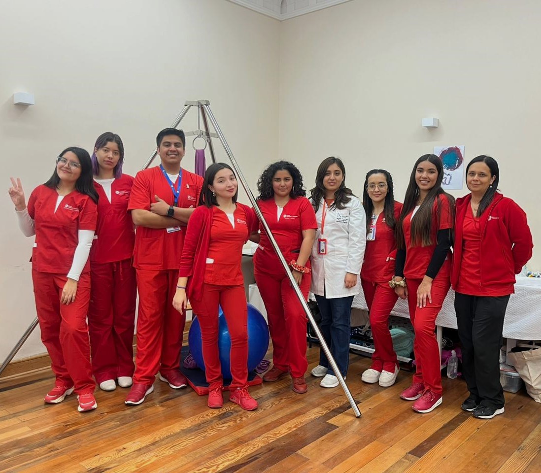 FamedsaUCentral's tweet photo. En la Semana Mundial del Parto Respetado estudiantes de cuarto año de la carrera de obstetricia y puericultura de la @ucentral_cl participan en un taller de métodos no farmacológicos de alivio del dolor dirigido a gestantes usuarias del @HospitalSerena🤰🏻 https://t.co/zjCG0ALKAr