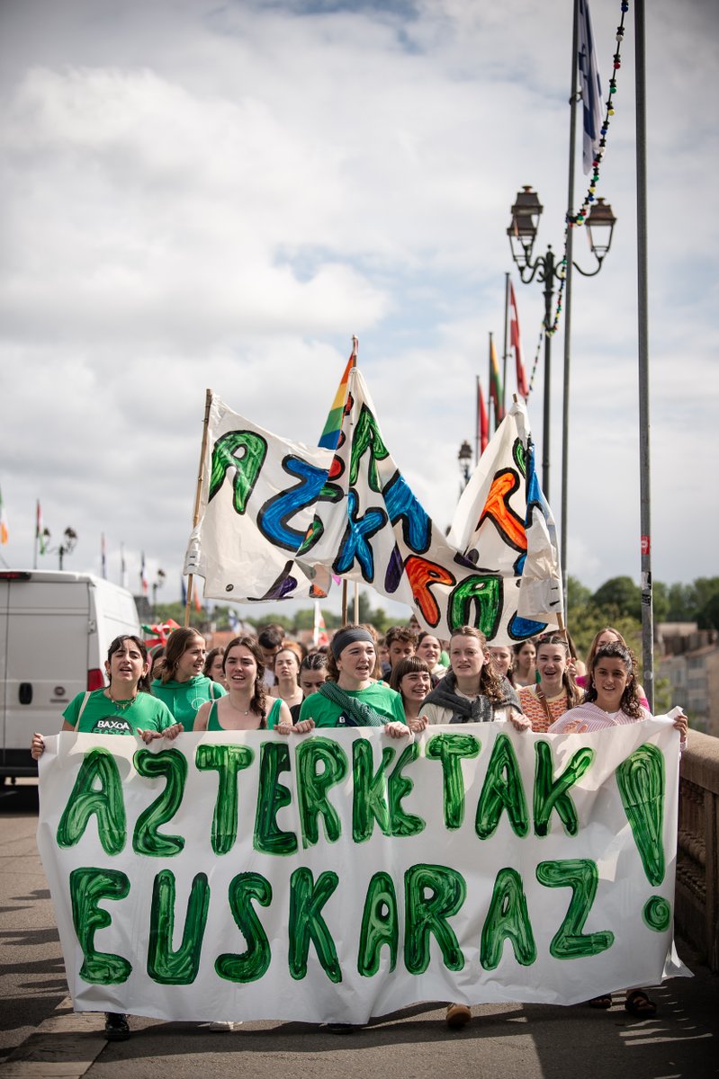 [DIAPORAMA] Bac en langue basque : les lycéens de Bernat-Etxepare haussent la voix mediabask.eus/fr/info_mbsk/2…