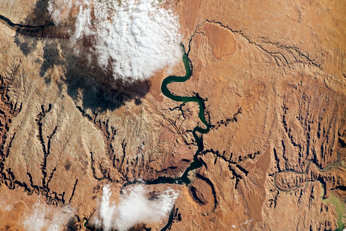 The Colorado River, which provides water to more than 40 million people across seven states, is being monitored by @NASA as a “fingerprint” of intense water usage. Particularly intense human water usage can lead to more water coming out of a river system than goes in. The