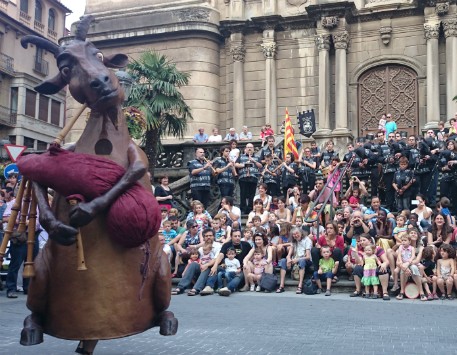 Atenció, gent a qui us agrada la cultura popular! Aquest cap de setmana se celebra a #Olot el Cornamusam-XXXIII Festival Internacional de la Cornamusa. Teniu una magnífica oportunitat d'arribar-vos a la capital de la Garrotxa. Gaudiu-ne! agenda.cultura.gencat.cat/content/agenda…