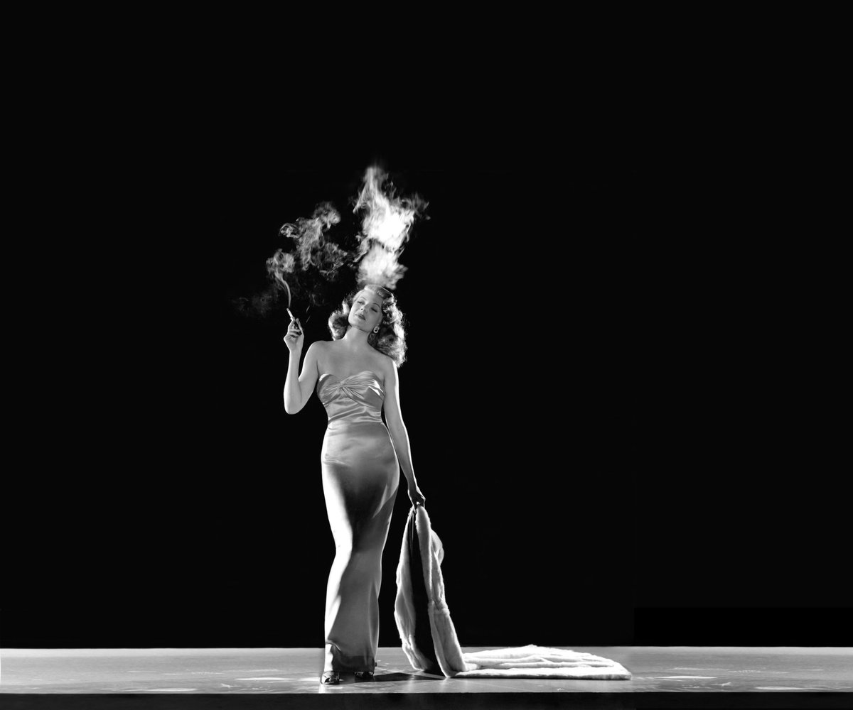 Focus #CannesClassics 🎞️ Presenté en Compétition en 1946, Gilda est de retour à Cannes à l'occasion du 100e anniversaire de la Columbia. Tom Rothman (Sony Pictures Entertainment) offrira au public une restauration de ce chef d'œuvre avec la légendaire Rita Hayworth dans la peau