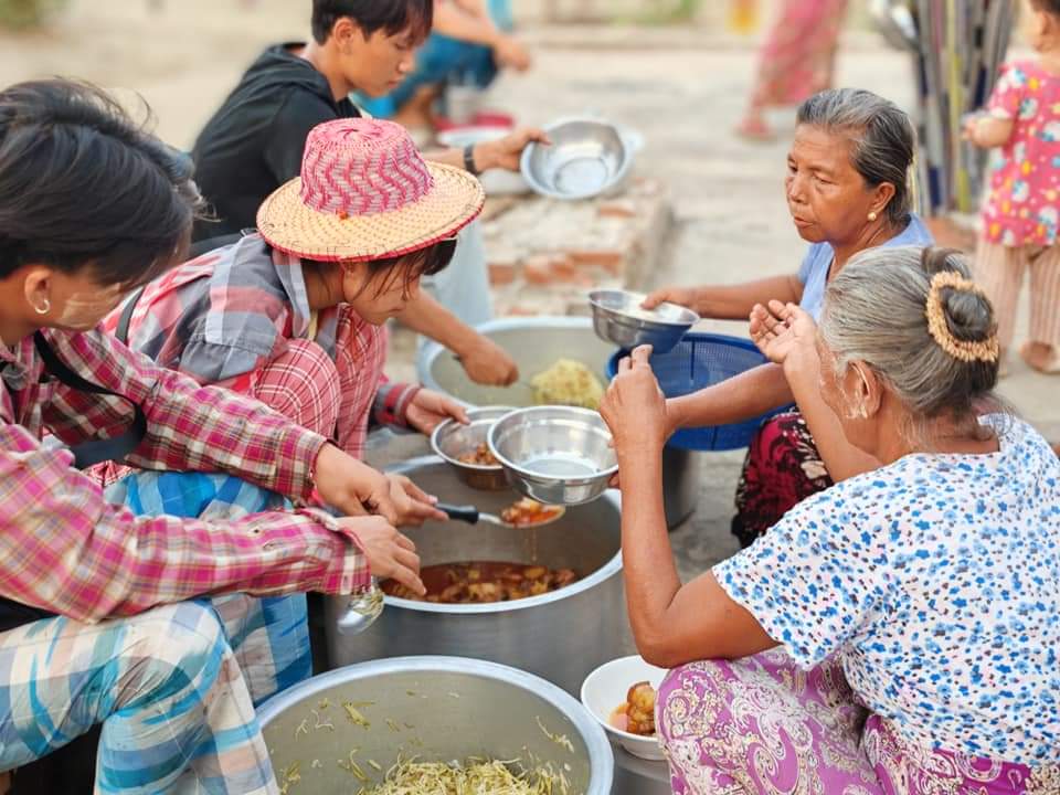 The Anyar Pit Tine Htaung Group treated meal to the internally displaced people in Salingyi Township, Sagaing Division.
@Refugees @AHACentre @EUCouncil
@POTUS
#HelpMyanmarIDPs
#2024May17Coup
#WhatsHappeningInMyanmar