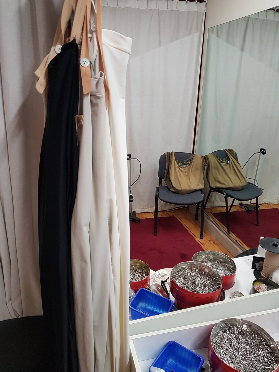 jmledo1's tweet photo. Quelque chose se prépare @BalletOParis #Essayages #LeLacDesCygnes 
🦇 #TeamRothbart https://t.co/DUXJEoc4fi