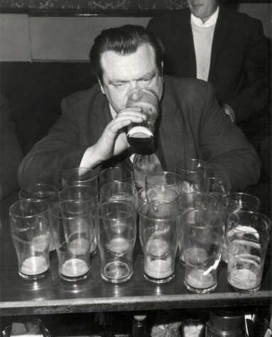 #FlashbackFriday to Dubliner Jack Lynch's attempt at drinking 20 pints of Guinness in one sitting to enter the Guinness Book of Records ⁠ ⁠ Know someone that could do it?👀⁠ ⁠ ⁠ ⁠ ⁠ Remember to always drink responsibly🍻