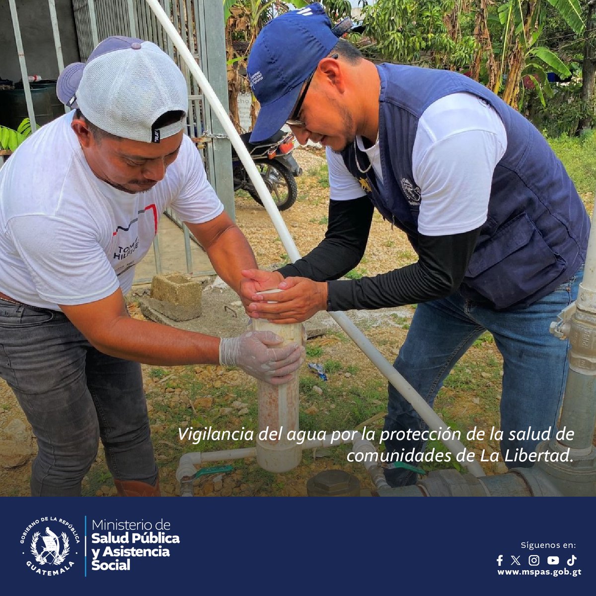 ¡Agua segura en El Naranjo, La Libertad, Petén! Inspeccionamos y limpiamos sistemas de suministro. Asesoramos a fontaneros locales para mejorar la calidad del agua en comunidades como Poza del Macho y La Caoba. 💧 📲prensa.gob.gt/comunicado/vig… #GuatemalaSaleAdelante