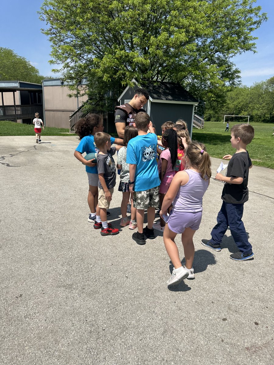 Big thank you to @KaraffaAlyssa for letting us visit Conneaut Elementary here in Bowling Green to talk to the students about our fun Logo Design Contest 💪