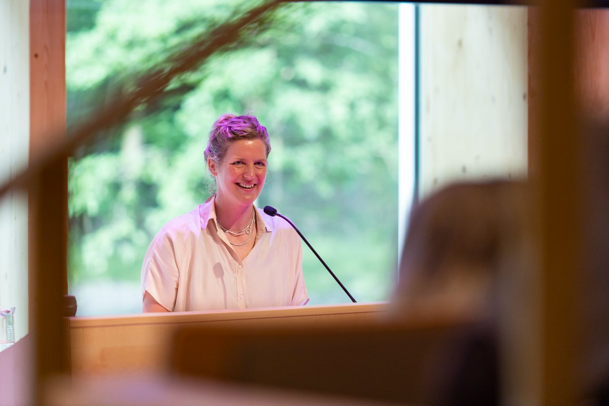 Winnares Niña Weijers kreeg de E. du Perronprijs 2022/23 voor haar boek Cassandra uitgereikt door de Tilburgse wethouder Marcelle Hendrickx. De prijs werd uitgereikt op 16 mei tijdens ‘Night University Festival’ op de campus van Tilburg University.