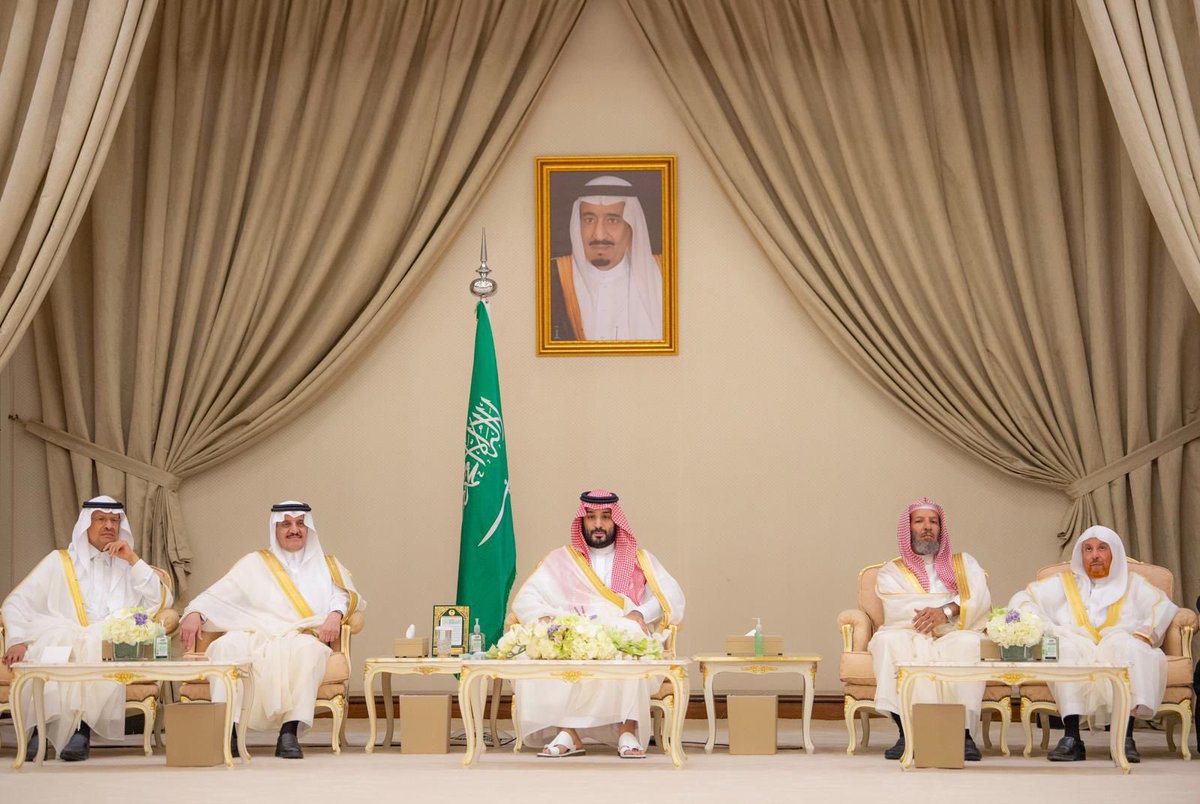 Photos | Le Prince Héritier #MohammedBinSalman a reçu dans la région Ach-Charqiya Leurs Altesses, Leurs Éminences et Leurs Excellences, ainsi qu'un groupe de citoyens venus le saluer.
#ArabieSaoudite 
#EKHactualités