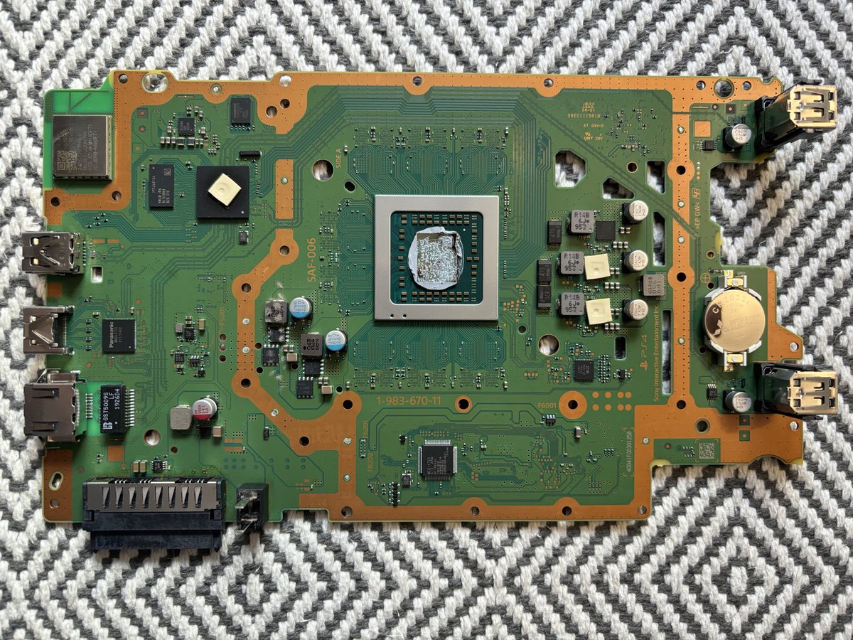 vitz_p's tweet photo. @CelesteBlue123 @notnotzecoxao CUH-2216B SAF-006 
1-983-670-11
Can we swap the network IC with something else? 😅 (if it’s the culprit) https://t.co/t7Q7cVGQqC