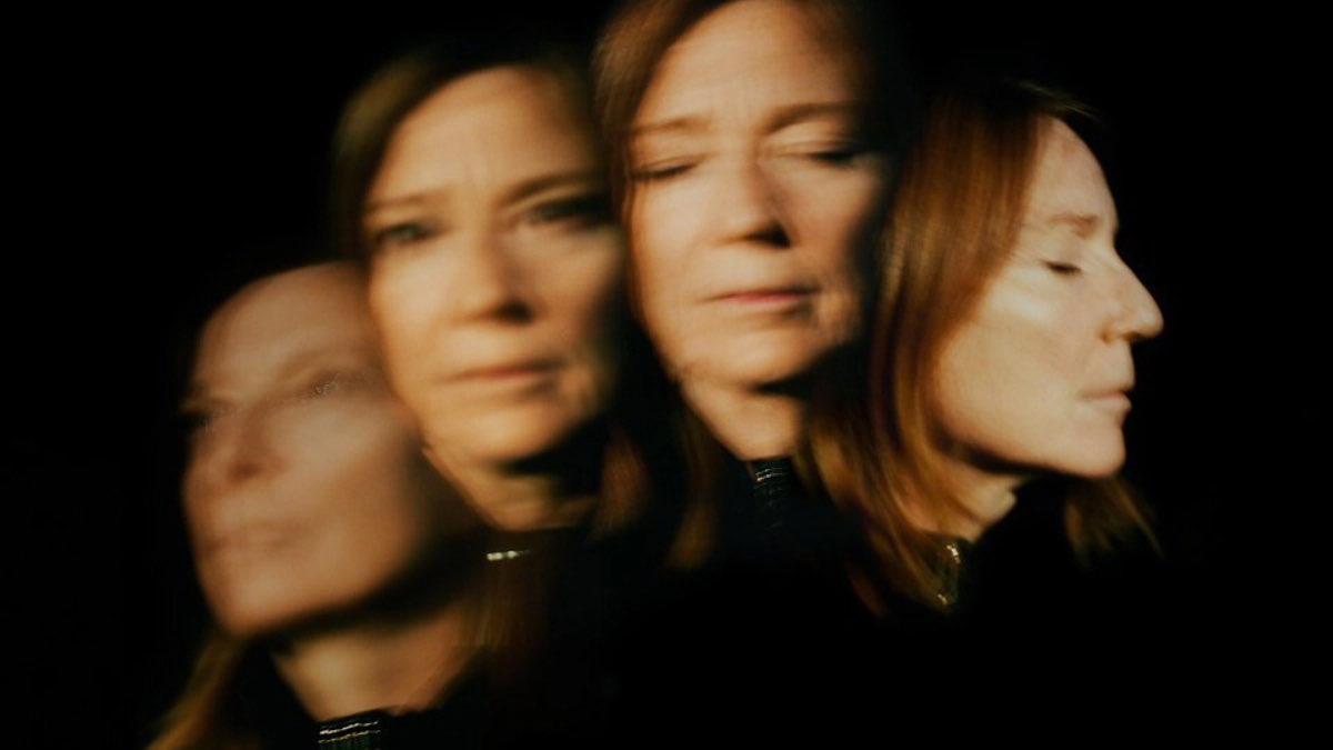 Beth Gibbons (Portishead) publica hoy su álbum debut en solitario. “Lives Outgrown” hará las delicias de los amantes del folk barroco de PJ Harvey: binaural.es/noticias/strea…