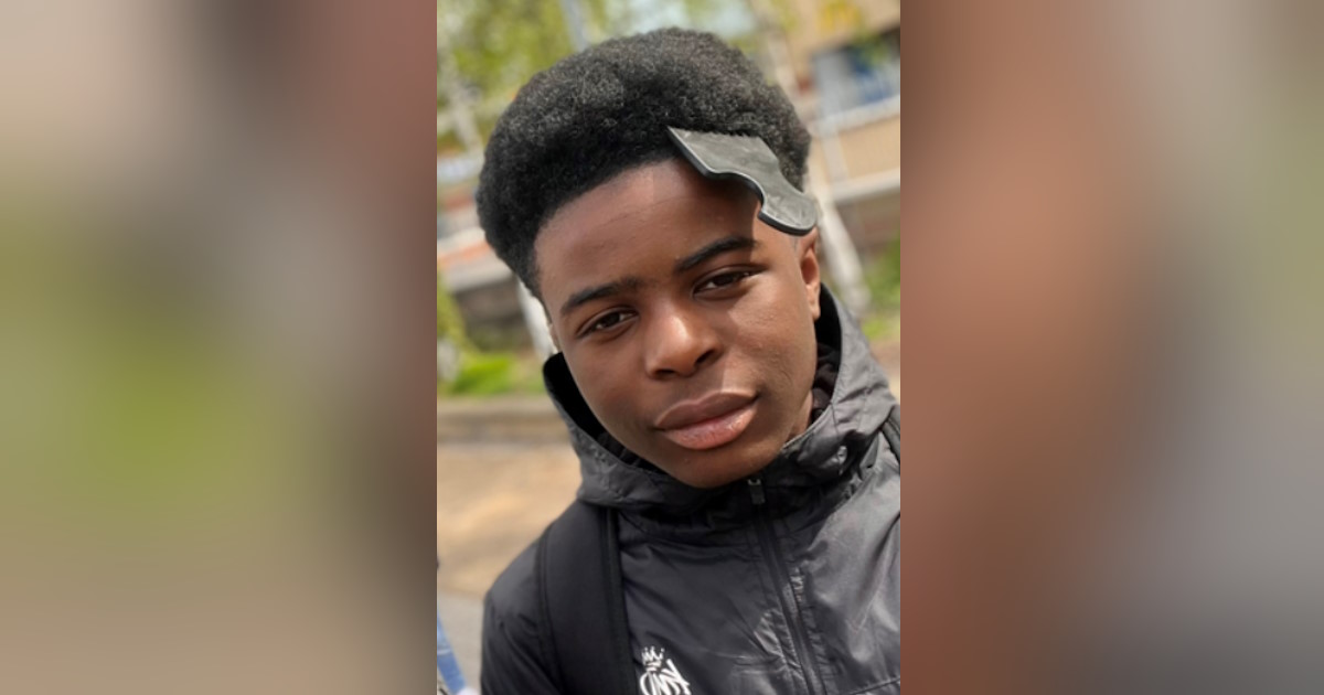 Have you seen 14-year-old Telaqwon Kamara, who is missing from #Basildon? He was last seen wearing a black and white school uniform. He has links to #London and #Manchester. We're worried about him. If you see him please call us on 999 quoting incident 0044 of 15 May.