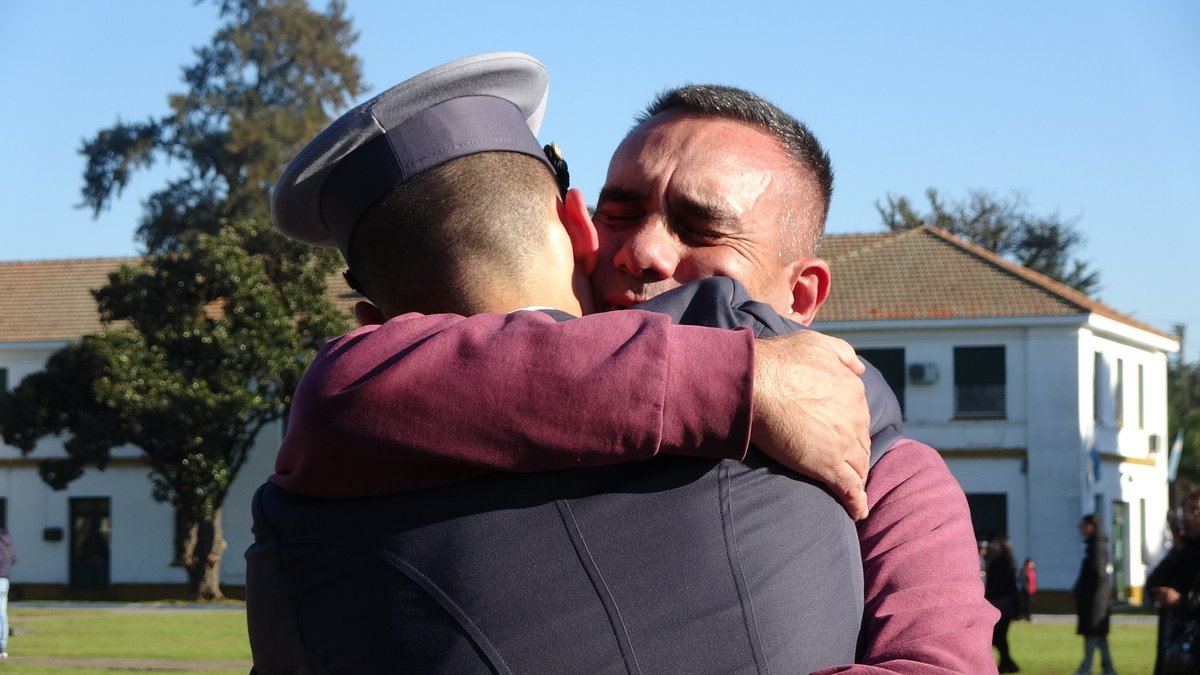 A partir de este momento, y a donde quieran que vayan, llevarán con orgullo el uniforme y serán los mejores custodios del sargento Juan Bautista Cabral.

#ActitudCabral
#FormandoLideres
#InvestiduraESESC