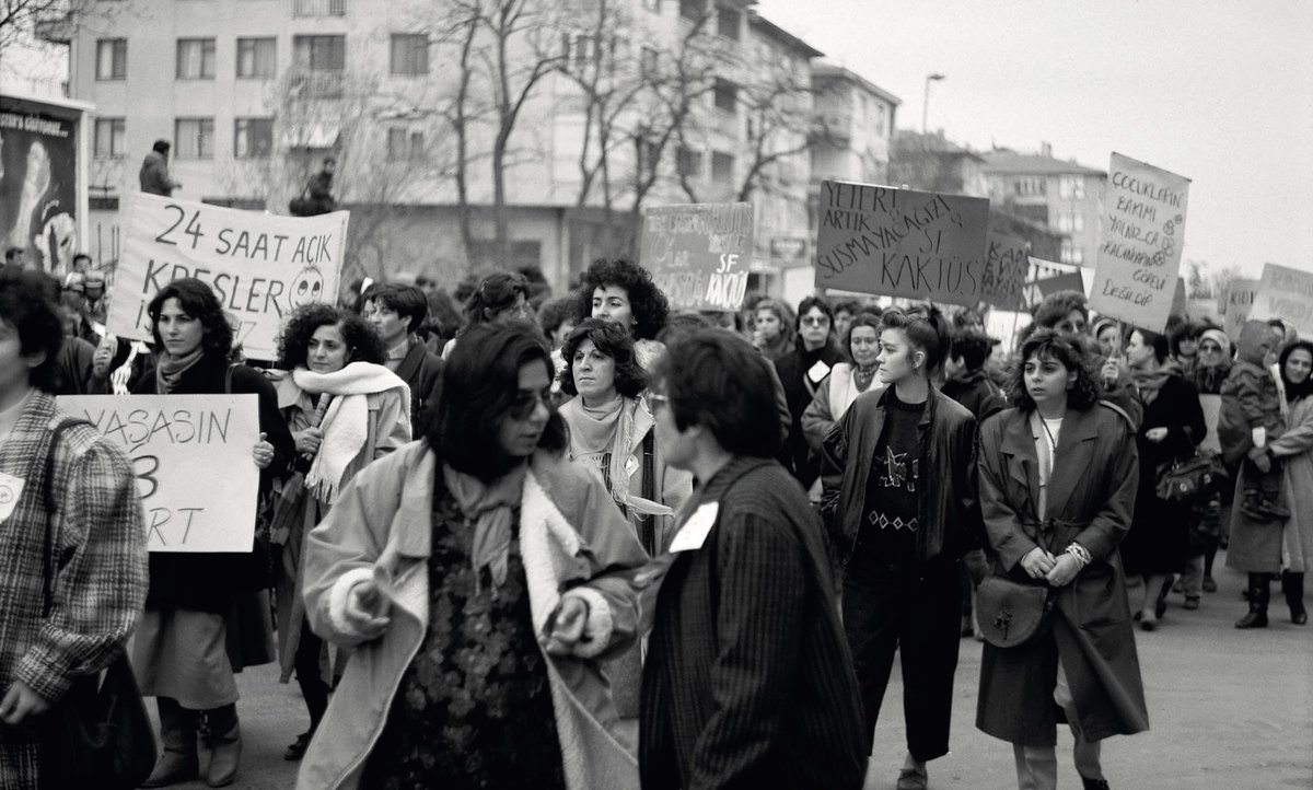 Bugün Türkiye kadın hareketinin tarihinde milât niteliğinde bir olayın, #DayağaKarşıYürüyüş'ün 37. yıldönümü. 17 Mayıs 1987 günü Yoğurtçu Parkı'nı Filiz Kerestecioğlu ve Necla Akgökçe anlatıyor ⬇️ Yürüyüşün tertip komitesinden, 'Kadınlar Vardır' şarkısı ilk o gün söylenen