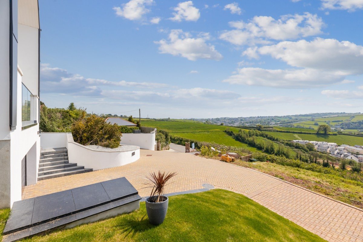 STUNNING HOME WITH COUNTRYSIDE VIEWS 🌿

Fluder Hill Kingskerswell
Guide £949,000 Freehold

📞 01803 296500
📧 mail@johncouch.co.uk 

#countrysideviews #estateagentstorquay #estateagentsdevon #devonproperty