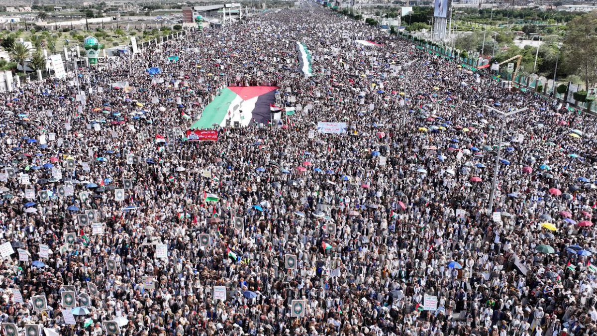 AHORA: Más de un millón de marchan en Yemen en apoyo a Gaza y en contra del genocidio.